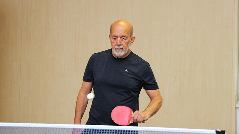 Tischtennis spielen in einer Halle