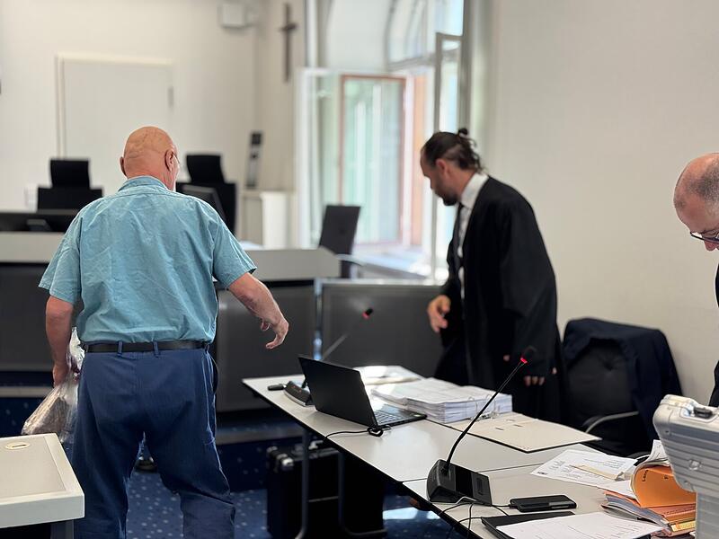 Der Angeklagte im Mordprozess um den Vermisstenfall Katina K. läuft zur AnklagebankForchheim & Fränkische Schweiz Der Angeklagte im Mordprozess um den Vermisstenfall Katina K. läuft zur Anklagebank .