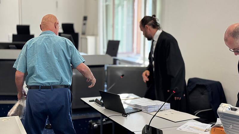 Der Angeklagte im Mordprozess um den Vermisstenfall Katina K. läuft zur AnklagebankForchheim & Fränkische Schweiz Der Angeklagte im Mordprozess um den Vermisstenfall Katina K. läuft zur Anklagebank .