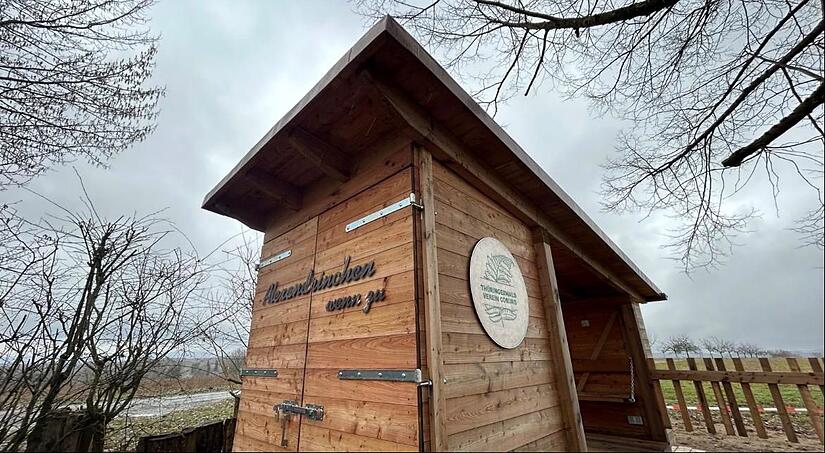 Gestatten, Alexandrinchen! Diese Holzkonstruktion auf der Sennigsh&ouml;he bei Meeder hat gleich mehrere Funktionen. Unter anderem beinhaltet sie einen K&uuml;hlschrank mit Snacks und Getr&auml;nken.