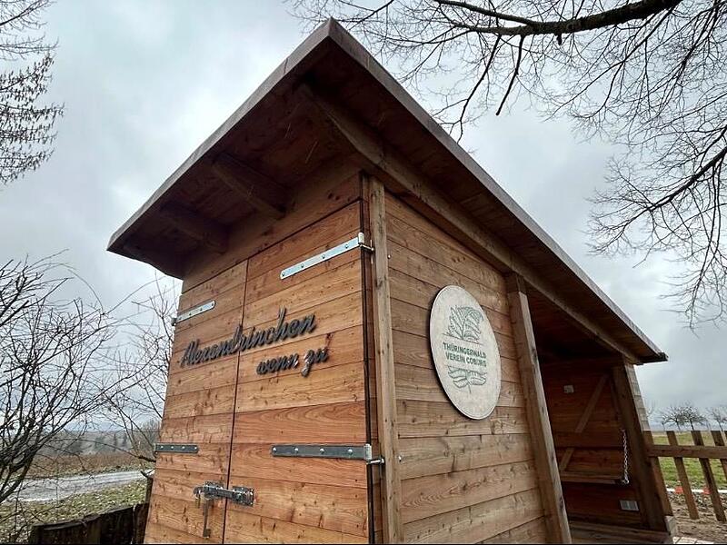 Gestatten, Alexandrinchen! Diese Holzkonstruktion auf der Sennigsh&ouml;he bei Meeder hat gleich mehrere Funktionen. Unter anderem beinhaltet sie einen K&uuml;hlschrank mit Snacks und Getr&auml;nken.
