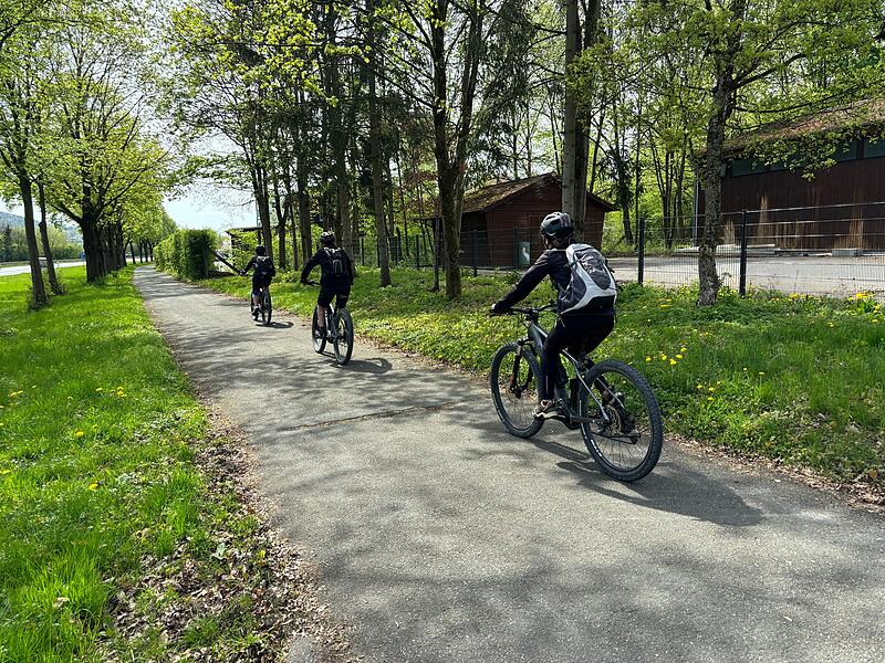 Die Radler haben die Saison 2024 schon begonnen wie nicht nur ein Blick auf den Radweg entlang der B470 bei Ebermannstadt zeigtEin bisschen Sommer im April - und die Massen stürmen die Fränkische Schweiz Die Radler haben die Saison 2024 schon begonnen wie nicht nur ein Blick auf den Radweg entlang der B470 bei Ebermannstadt zeigt
