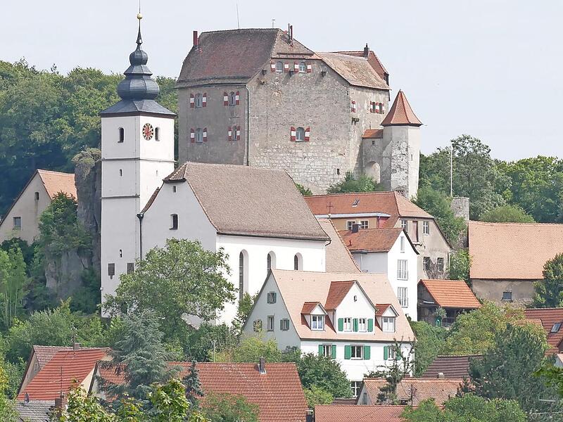 Das Wahrzeichen von Hiltpoltstein ist seine Burg aus dem Hochmittelalter. Das heutige Aussehen stammt aus dem 16. Jahrhundert.