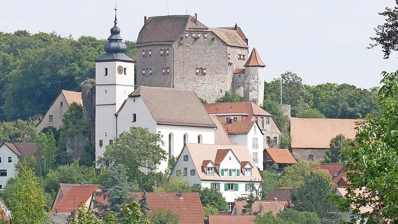 Das Wahrzeichen von Hiltpoltstein ist seine Burg aus dem Hochmittelalter. Das heutige Aussehen stammt aus dem 16. Jahrhundert.