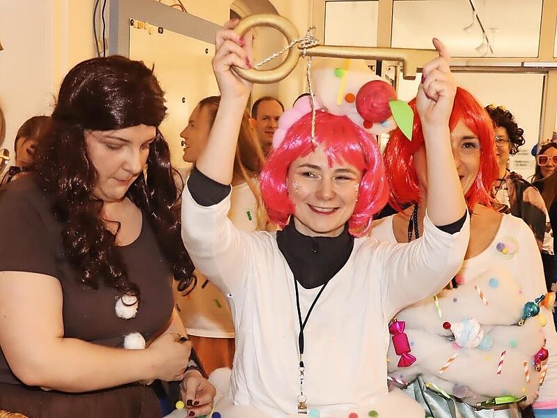 Die n&auml;rrischen Weiber haben sich des Rathausschl&uuml;ssels bem&auml;chtigt.