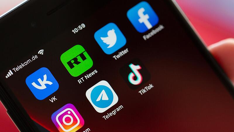 Soziale Medien spielen eine gro&szlig;e Rolle bei der Verbreitung von falschen Informationen.