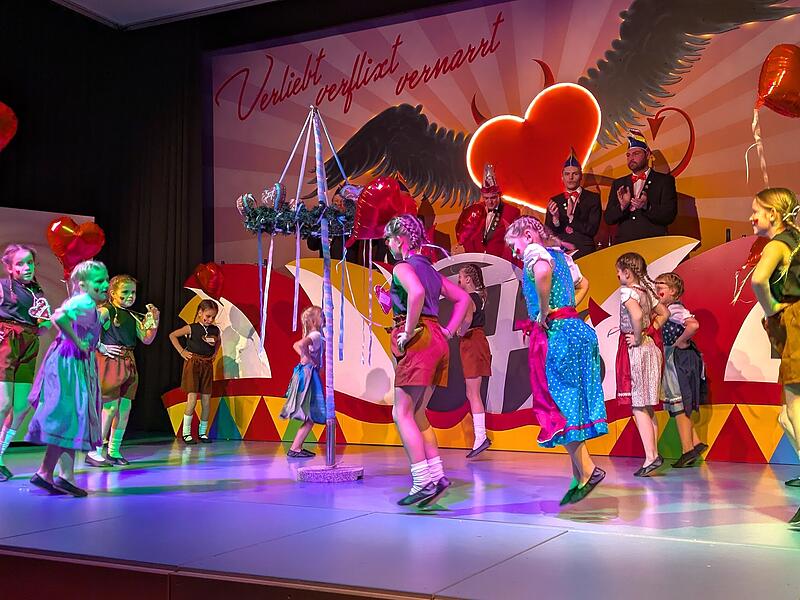 Die Bambini-Garde (6 bis 9 Jahre) lieferten mit ihrer &bdquo;Party auf der Alm&ldquo; einen fr&ouml;hlichen H&ouml;hepunkt des B&uuml;ttenabends.