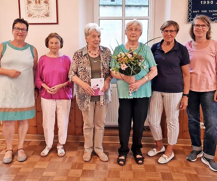 Mit Blumen und Dankurkunden bedachte der Frauenbund Höchstadt seine treuen Mitglieder. Mit Blumen und Dankurkunden bedachte der Frauenbund Höchstadt seine treuen Mitglieder.