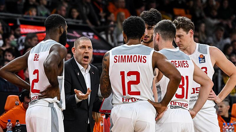 Brose-Trainer Oren Amiel hat in einer Auszeit in Ulm Redebedarf. Sein Team fing sich aber nicht, sondern fiel in der Schlussphase auseinander.