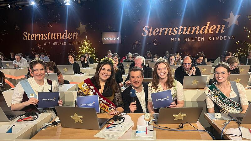 Die Forchheimer Bierk&ouml;nigin Luisa Zametzer (Zweite von links) nahm bei der Sternstunden-Aktion Spenden am Telefon entgegen.Forchheim & Fr&auml;nkische Schweiz