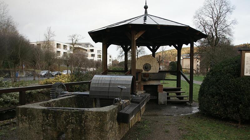 Kollergang (hinten, unter dem Pavillon) und Holl&auml;nder: Der T&auml;tsch&rsquo;r-Verein m&ouml;chte das Umfeld der beiden Mahlwerke aus der Stockpapierm&uuml;hle zwischen R&ouml;mershag und Riedenberg attraktiver gestalten.