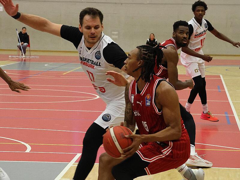 Austin Crowley (rechts) im Duell mit dem Ex-Bamberger Jaromir Bohacik.