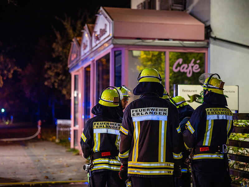 Am frühen Morgen des 24. Oktobers 2025 ist die Feuerwehr wegen eines Feuers in einer Erlanger Bäckerei in der Äußeren Brucker Straße alarmiert worden.