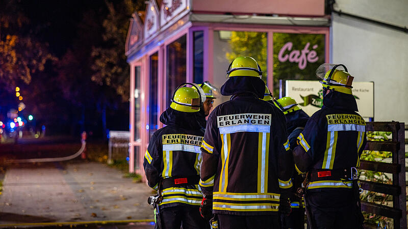 Am frühen Morgen des 24. Oktobers 2025 ist die Feuerwehr wegen eines Feuers in einer Erlanger Bäckerei in der Äußeren Brucker Straße alarmiert worden.