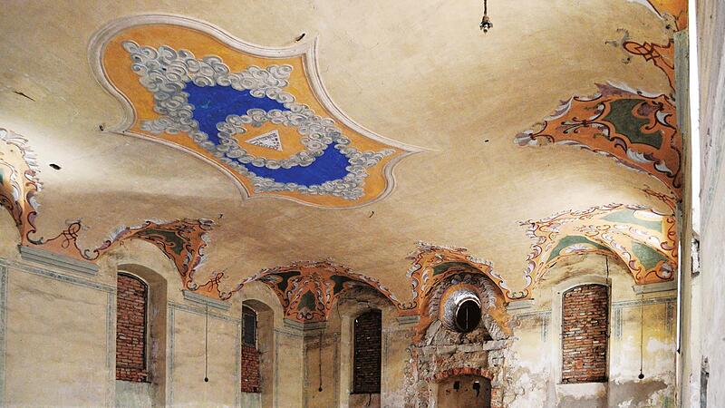 Der Deckenspiegel im Betraum der Alten Synagoge M&uuml;hlhausen l&auml;dt zur Spurensuche ein.