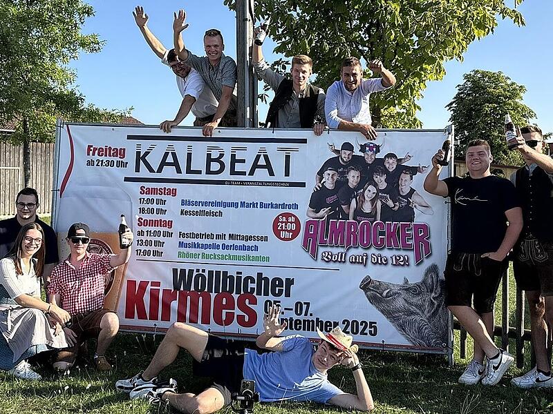 Jugendliche des Wollbacher Feuerwehrvereins freuen sich auf die Wöllbicher Kirmes.