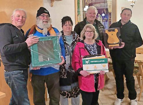 Die Vorstandsmitglieder der Eberner SPD, Werner Freibott, Kerstin Frosch, Ruth Metter, und Bürgermeister Jürgen Hennemann bei der Übergabe des Defibrillators an die Feuerwehrkommandanten Andreas Kern (rechts) und Roland Dumberger (links). Die Vorstandsmitglieder der Eberner SPD, Werner Freibott, Kerstin Frosch, Ruth Metter, und Bürgermeister Jürgen Hennemann bei der Übergabe des Defibrillators an die Feuerwehrkommandanten Andreas Kern (rechts) und Roland Dumberger (links).