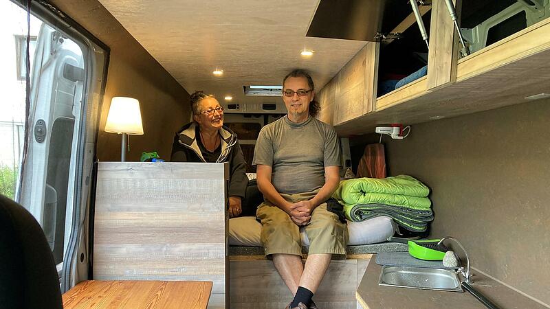 Karin und Alexander Engelhardt in ihrem umgebauten Wohncamper.