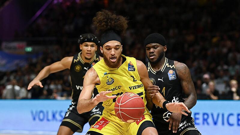 TJ Crockett (re.), hier im Duell mit dem Oldenburger Brekott Chapman, ist der Braunschweiger Topscorer; links Brandon Tischler.