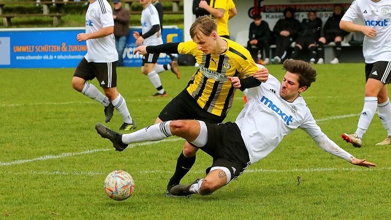 Mit gro&szlig;em Einsatz geht der Kasendorfer Dorian Carl (rechts) gegen den Poppenreuther Daniel Dvorak zu Werke.