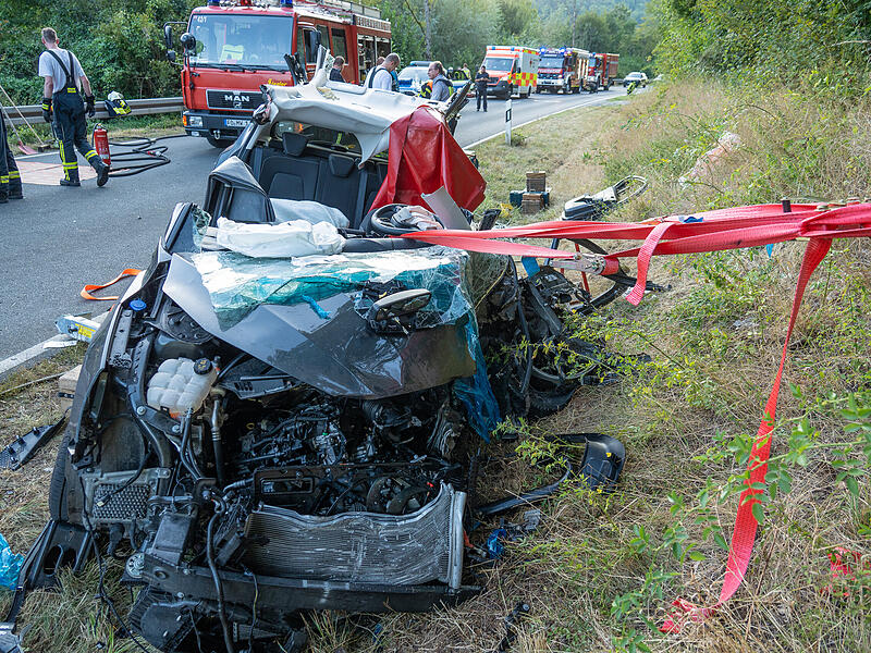 Auto kommt in Gegenverkehr und kollidiert mit Lastwagen: 24-jährige Frau lebensgefährlich verletztSchwerer Unfall Wiesenttal