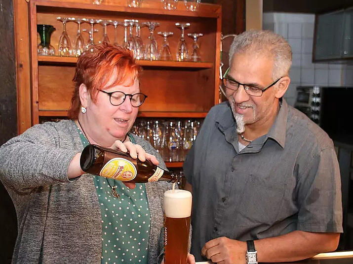 Janell und Hassan Bel Mahdi in der 2019 wiederer&ouml;ffneten  und 2021 geschlossenen Kneipe Bundtschu in M&uuml;nnerstadt. (Archiv)