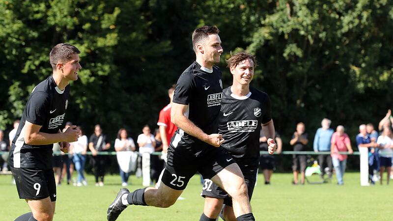 Der Schammelsdorfer Torjäger Lukas Witterauf (Mitte) jubelt nach einem Torerfolg im Spiel gegen den FC Strullendorf; links Julian Lottes, rechts Max Hüttner. Der Schammelsdorfer Torjäger Lukas Witterauf (Mitte) jubelt nach einem Torerfolg im Spiel gegen den FC Strullendorf; links Julian Lottes, rechts Max Hüttner.