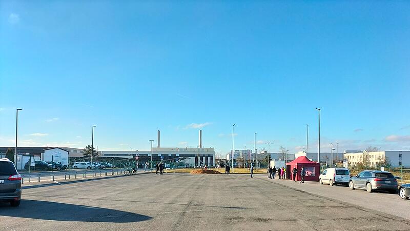 Auf diesem früheren Michelin-Parkplatz entsteht die erste Wasserstoff-Tankstelle im Landkreis Bamberg.