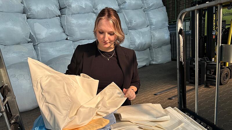 Selina Hoppe in ihrem Element: In ihrem Adelsdorfer Lager gibt es keinen Lappen, den es nicht gibt. Selina Hoppe in ihrem Element: In ihrem Adelsdorfer Lager gibt es keinen Lappen, den es nicht gibt.