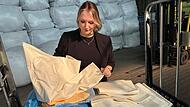 Selina Hoppe in ihrem Element: In ihrem Adelsdorfer Lager gibt es keinen Lappen, den es nicht gibt.