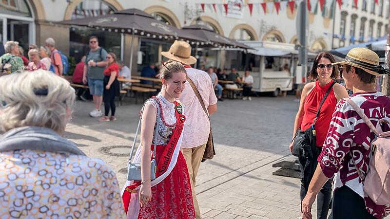 Durchs Sandgebiet auf der Bamberger Sandkerwa 2025 mit Sandmadla Lena