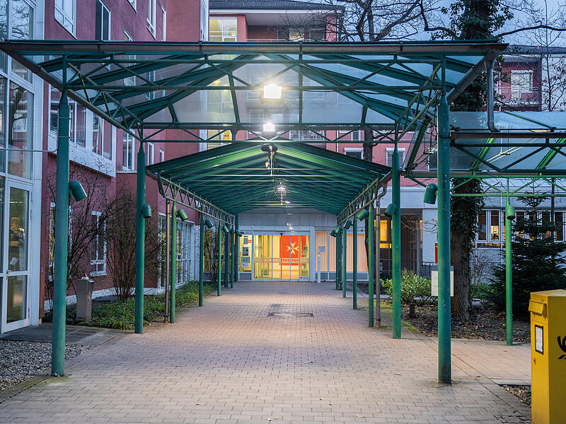 Eskalation in Erlanger Klinik: Polizei stoppt Messerangreifer im Waldkrankenhaus mit SchussMesserangreifer Erlanger Klinik