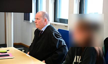 Rechtsanwalt Thomas Drehsen aus Bamberg und die Angeklagte, bevor der Prozess startet