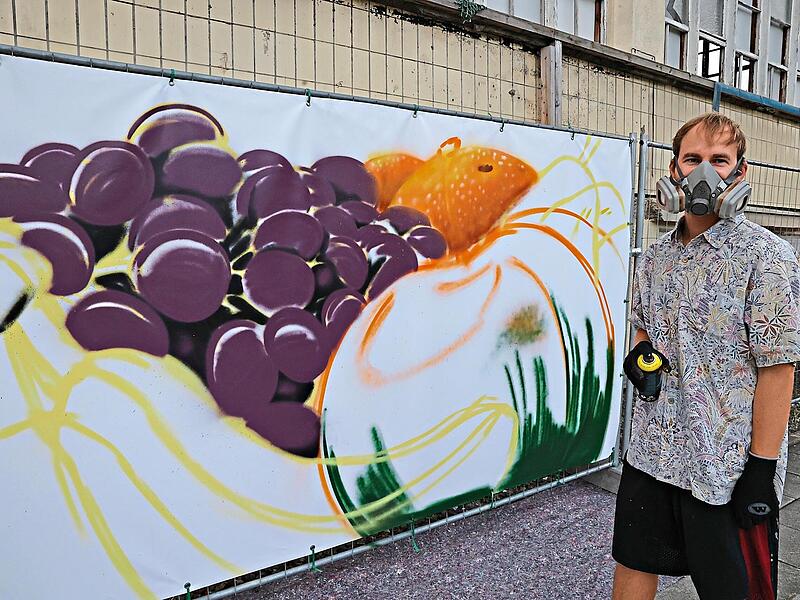 Leonhard Kniesz hat Design studiert und hat sich auf Fassadengestaltung spezialisiert. Er bringt mit wenigen schnellen Sprühstößen Tiefe in sein Werk. Leonhard Kniesz hat Design studiert und hat sich auf Fassadengestaltung spezialisiert. Er bringt mit wenigen schnellen Sprühstößen Tiefe in sein Werk.
