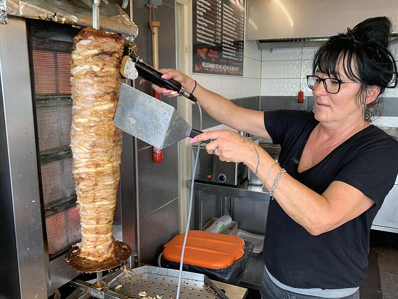 Dönerspieß und Pizzaofen machen “Andy’s Grill“ in Forchheim zur Sauna. Betreiberin Beate Kugler zählt deswegen zu den Gewitter-Fans.Forchheim & Fränkische Schweiz Dönerspieß und Pizzaofen machen “Andy’s Grill“ in Forchheim zur Sauna. Betreiberin Beate Kugler zählt deswegen zu den Gewitter-Fans.Forchheim & Fränkische Schweiz