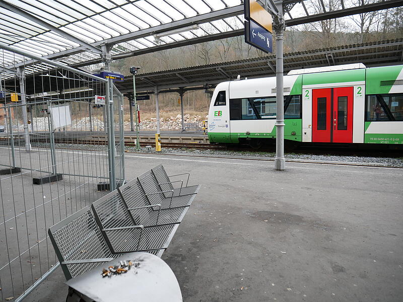 Der Bahnhof in Bad Kissingen ist weiterhin eine Baustelle und wirkt in vielen Bereichen ungepflegt und wenig einladend