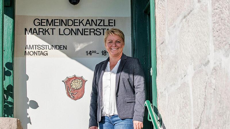 Regina Bruckmann ist die Nachfolgerin von Stefan Hempel im Lonnerstadter Rathaus. Eines ihrer Hauptanliegen ist die Belebung des alten Ortskerns. Es wird sie ihre Amtszeit über begleiten.  Fotos: privat