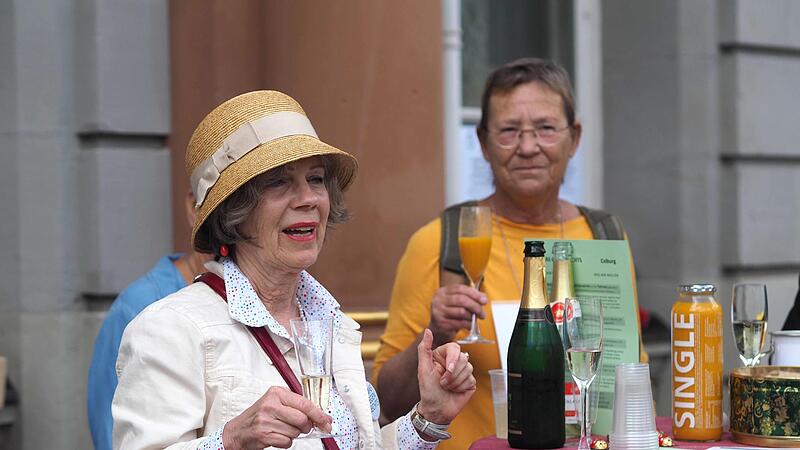 Vor 75 Jahren, am 23. Mai 1949, wurde das Grundgesetz für die Bundesrepublik Deutschland verabschiedet. „Ein Grund zum Feiern“ sind sich Omas gegen Rechts Coburg sicher und luden auf ein Glas Sekt vor das Rathaus ein.