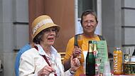 Vor 75 Jahren, am 23. Mai 1949, wurde das Grundgesetz für die Bundesrepublik Deutschland verabschiedet. „Ein Grund zum Feiern“ sind sich Omas gegen Rechts Coburg sicher und luden auf ein Glas Sekt vor das Rathaus ein.