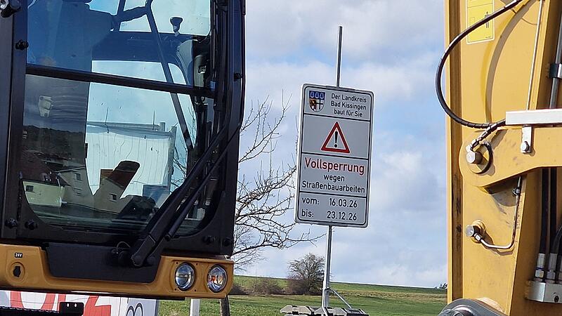 Der Bagger steht bereit: Am 16. M&auml;rz starten die Arbeiten an der KG 31 bei Wei&szlig;enbach.