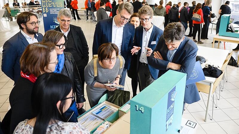 Wissenschaftsminister Markus Blume (4. v .r.) schaut gespannt, was die Boxen der Friedrich-Alexander-Universität zu bieten haben. In dem Konzept dahinter sieht er großes Potenzial.