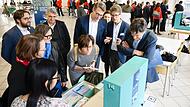 Wissenschaftsminister Markus Blume (4. v .r.) schaut gespannt, was die Boxen der Friedrich-Alexander-Universität zu bieten haben. In dem Konzept dahinter sieht er großes Potenzial.