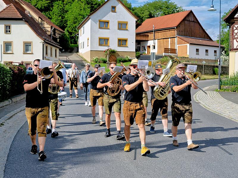 Kerwa in St&uuml;bigMit Baumaufstellen: Kerwa in St&uuml;big