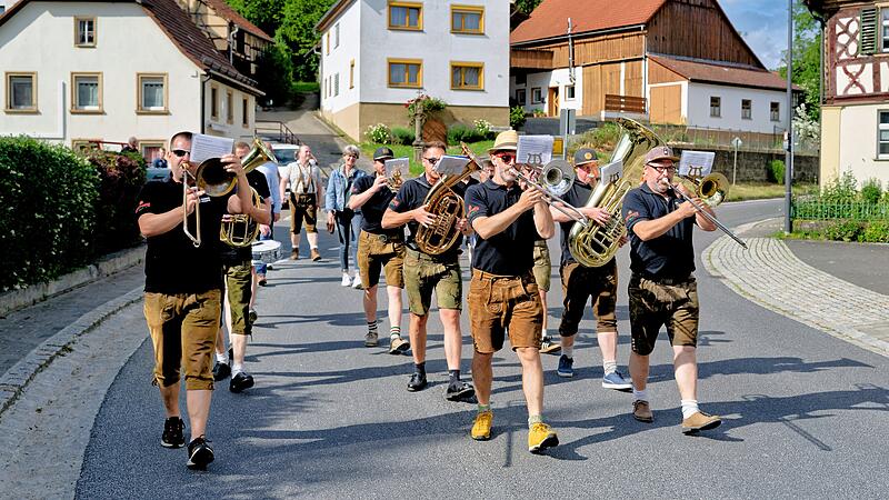 Kerwa in St&uuml;bigMit Baumaufstellen: Kerwa in St&uuml;big