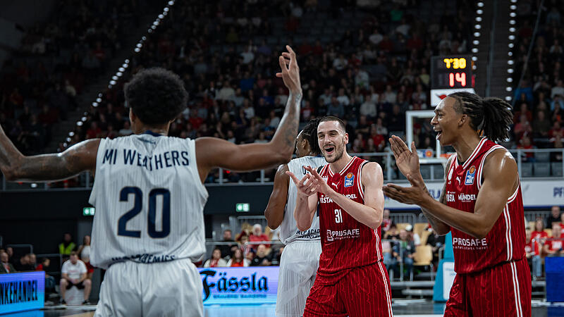 Daniel Keppeler (m.) und Austin Crowley (r.) feiern eine gelungene Defensivaktion