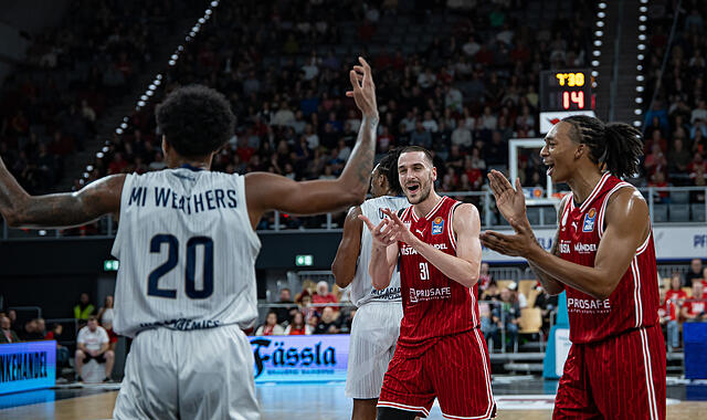 Daniel Keppeler (m.) und Austin Crowley (r.) feiern eine gelungene Defensivaktion Daniel Keppeler (m.) und Austin Crowley (r.) feiern eine gelungene Defensivaktion