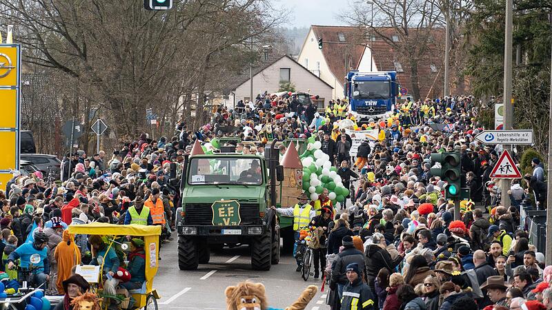 Endlich wieder Faschingsumzug! Die Narren drängen sich in Scharen an den Straßen. Endlich wieder Faschingsumzug! Die Narren drängen sich in Scharen an den Straßen.