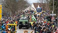 Endlich wieder Faschingsumzug! Die Narren drängen sich in Scharen an den Straßen.