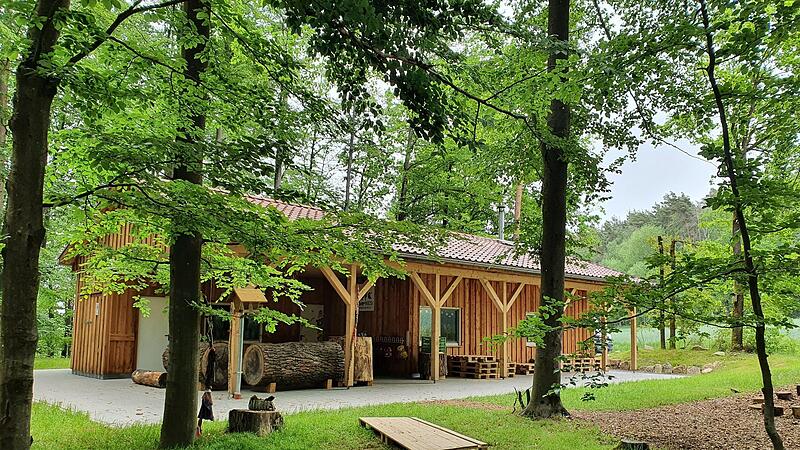 Der Waldkindergarten in Hohenroth ist inzwischen komplett ausgebucht. Nun soll in Unsleben ein Naturlandkindergarten entstehen, der ebenfalls so eine Schutzhütte benötigt.