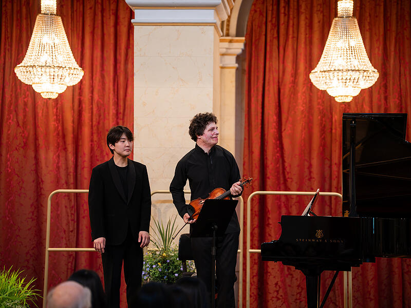 Pianist Seong-Jin Cho (links) wurde von rund 70 koreanischen Fans belagert – und musste heimlich eskortiert werden. Pianist Seong-Jin Cho (links) wurde von rund 70 koreanischen Fans belagert – und musste heimlich eskortiert werden.